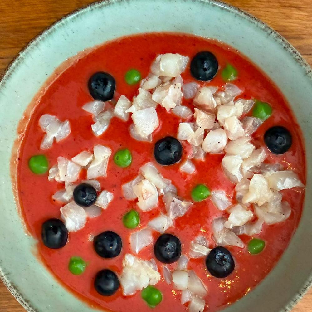 Gazpacho ai frutti di bosco con tartare di ombrina, gel di prezzemolo e mirtilli
