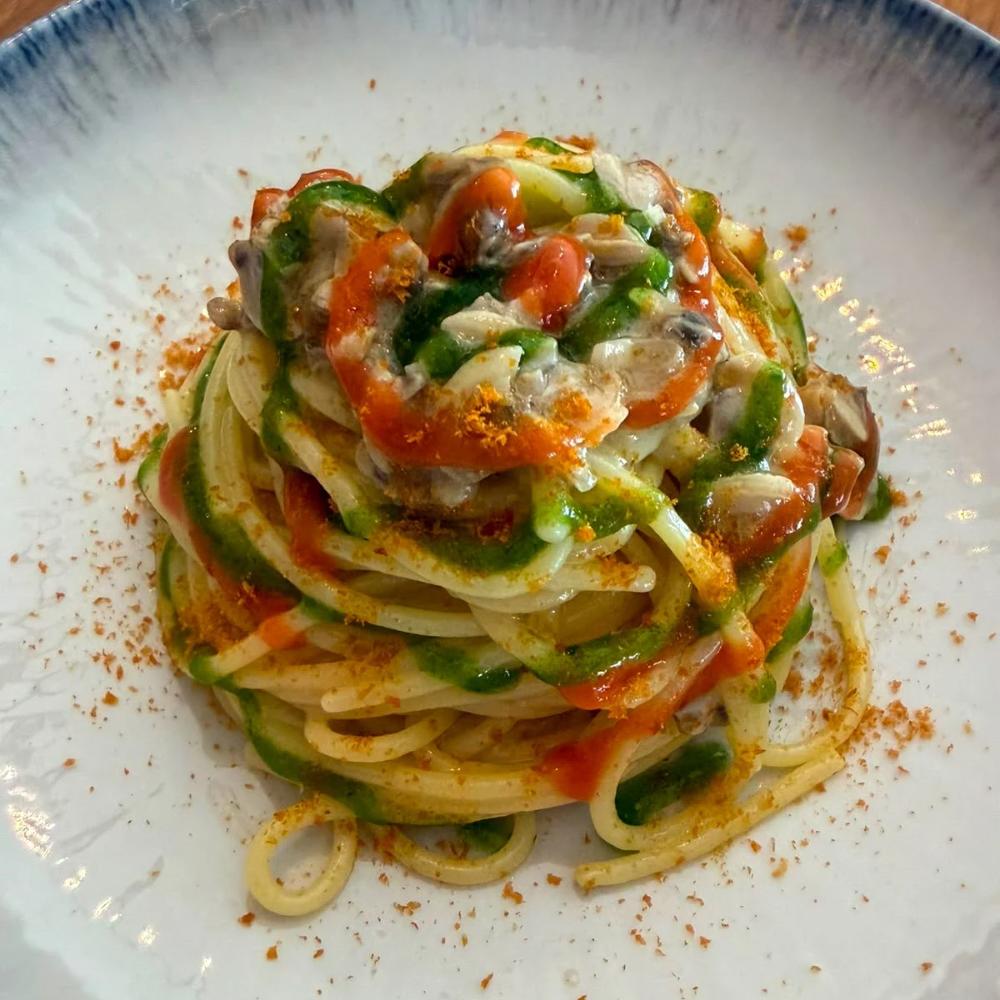 Spaghetti alle vongole con lupini grossi, olio all'aglio, crema di prezzemolo, peperoncino e bottarga