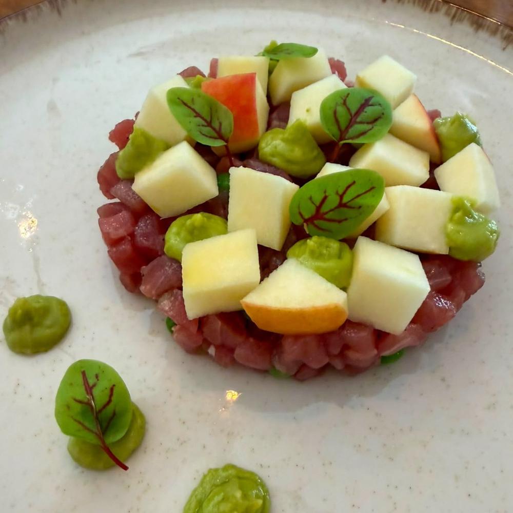 Tartare di tonno con piselli novelli, mela rossa e crema di avocado